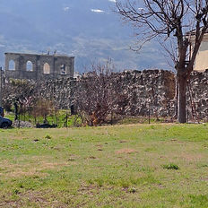 Antico edificio in pietra con finestre ad arco, Aosta.
