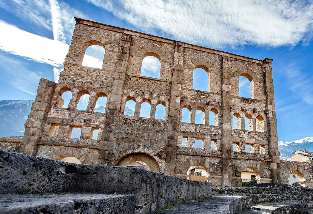 Rovine romane con finestre ad arco sotto cielo blu Visitaaosta.it