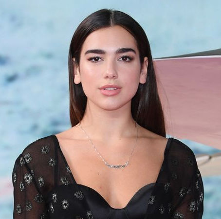 El "PREHISTÓRICO" look de Dua Lipa que nos ha dejado anonadados.