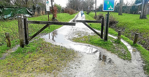 chicanes-et-flaques-boueuses-rendent-l-utilisation-de-la_4423163.jpeg