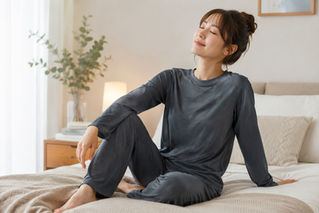 リカバリーウェアを着てリラックスしている女性