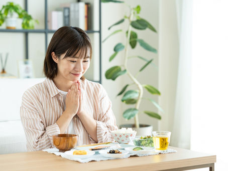ホルモンバランスを整える食事を食べる女性