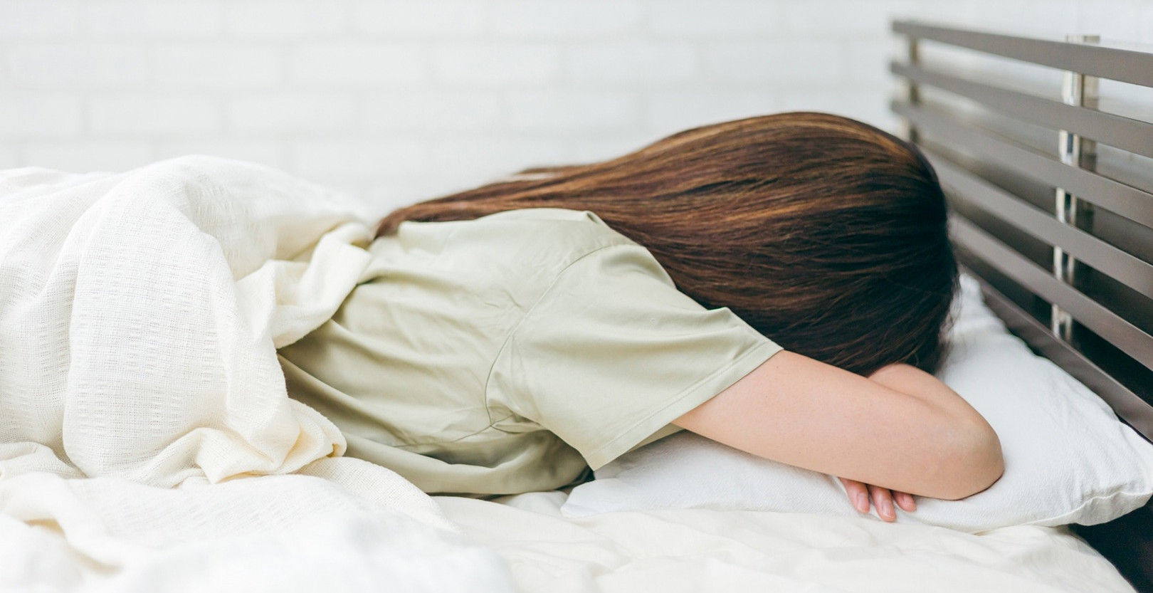寝ても疲れが取れない女性