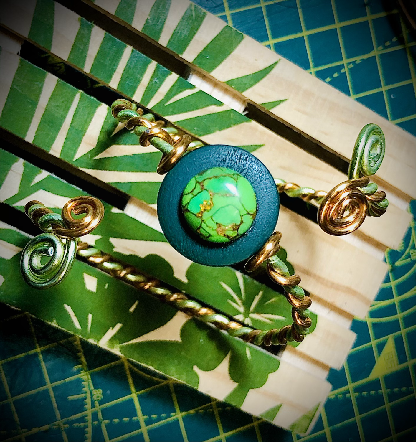 Bracelet artisanal en aluminium ionisé, bois et Pierre turquoise