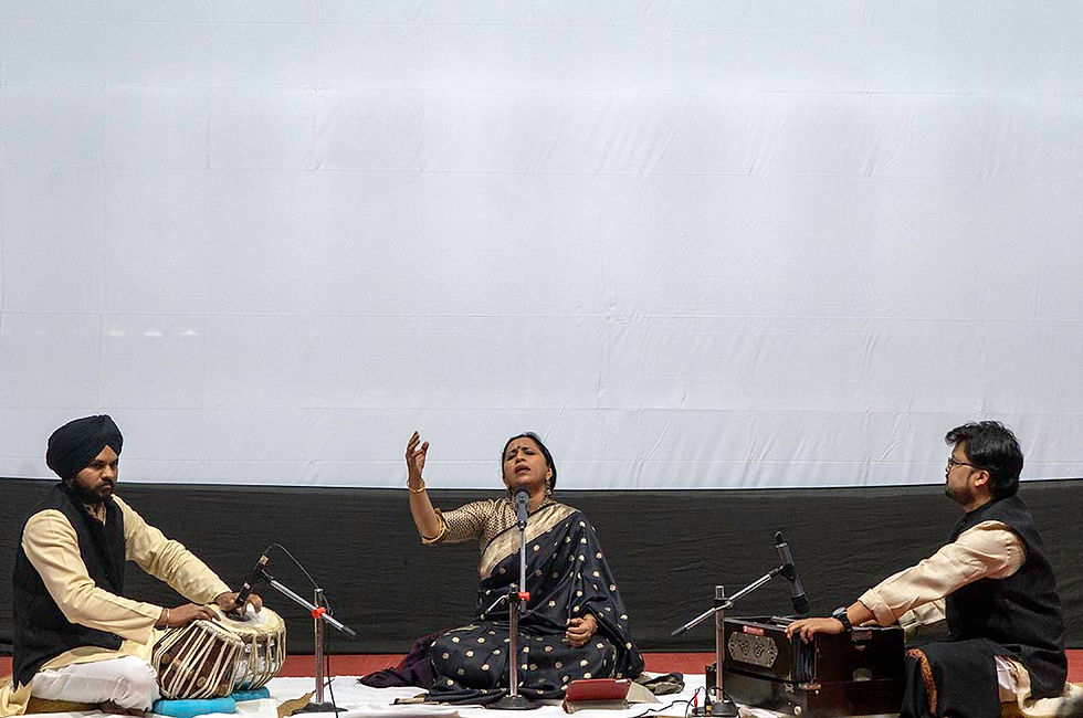 Singer Vidya Shah with musicians