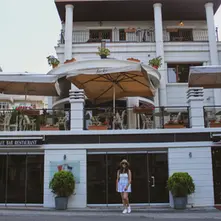 Best Landscaping Tips for Stylish Restaurant Exteriors