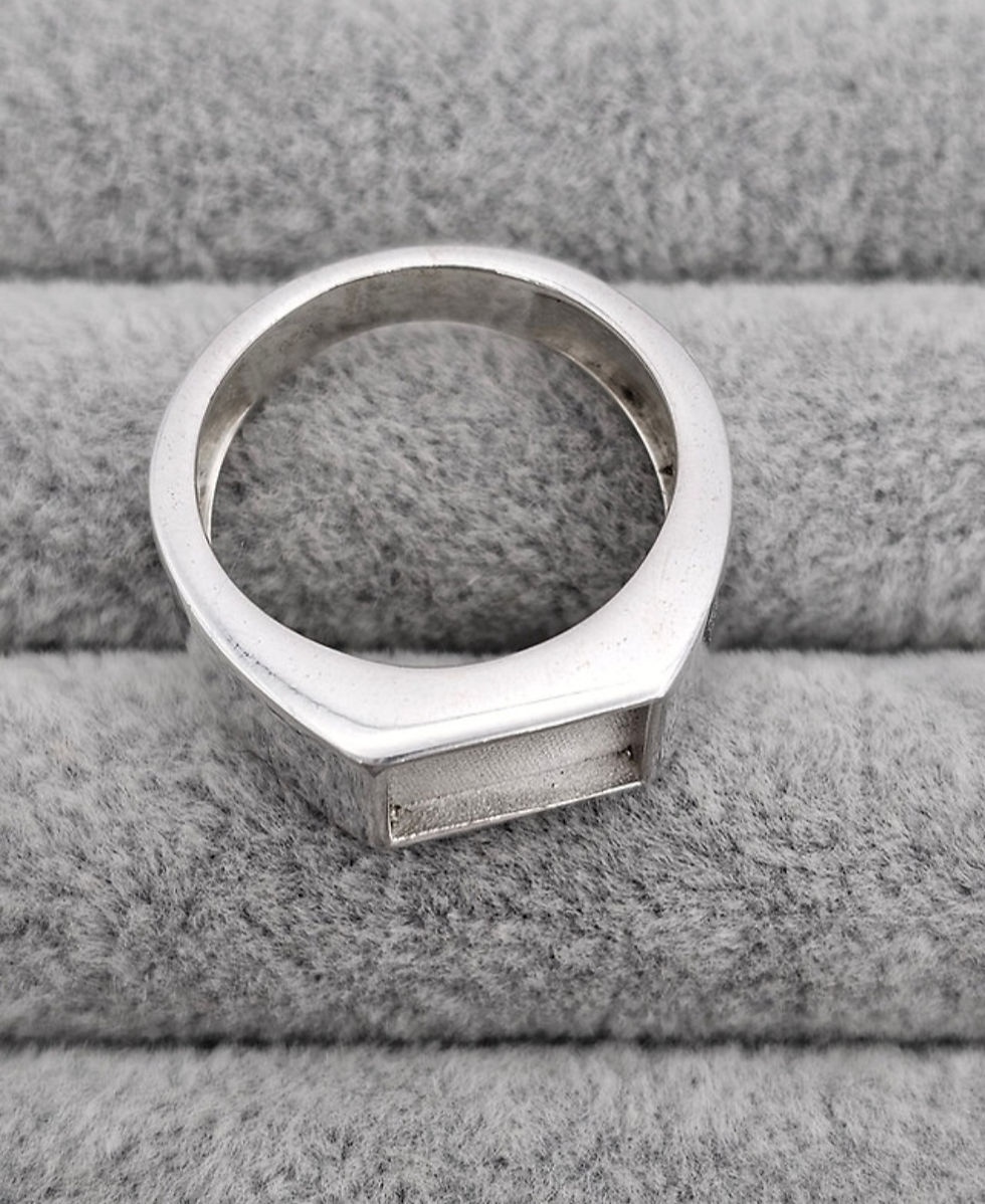 Thumbnail: Rectangular signet ring 