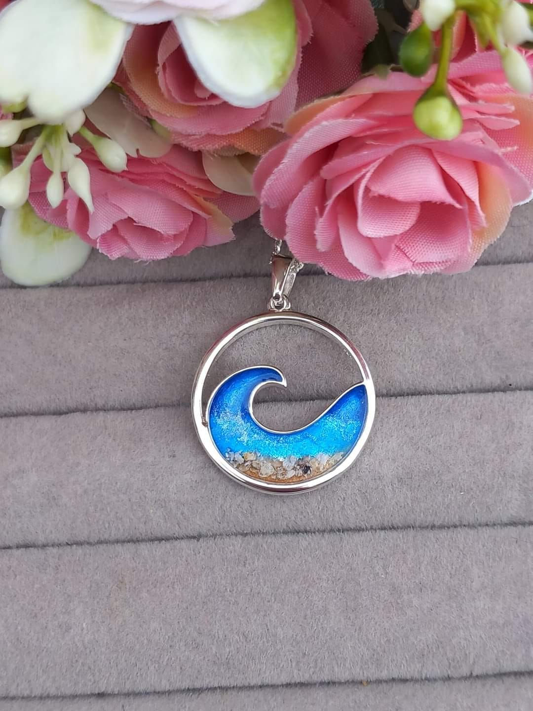 Wave pendant