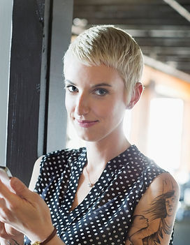 Frau mit kurzen blonden Haaren