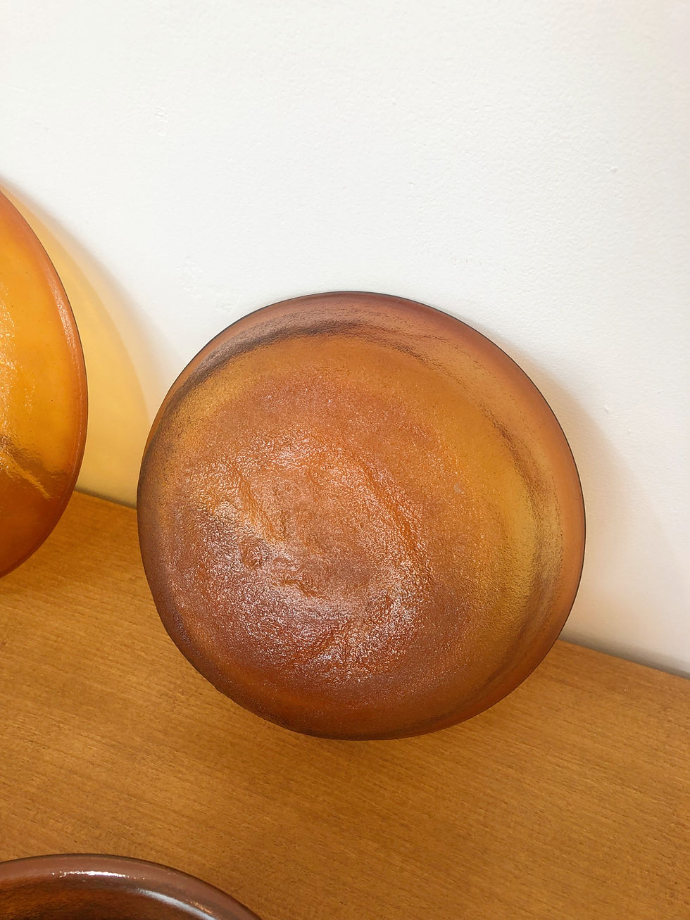 Miniature : Lot d'assiettes vintage, en verre ambré, fond texturé