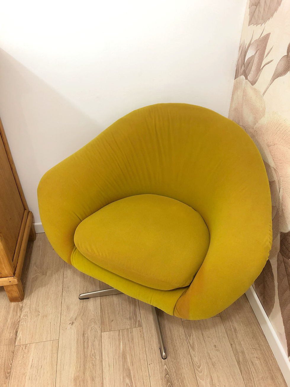 Miniature : Fauteuil coquille des années 60, pivotant, couleur moutarde