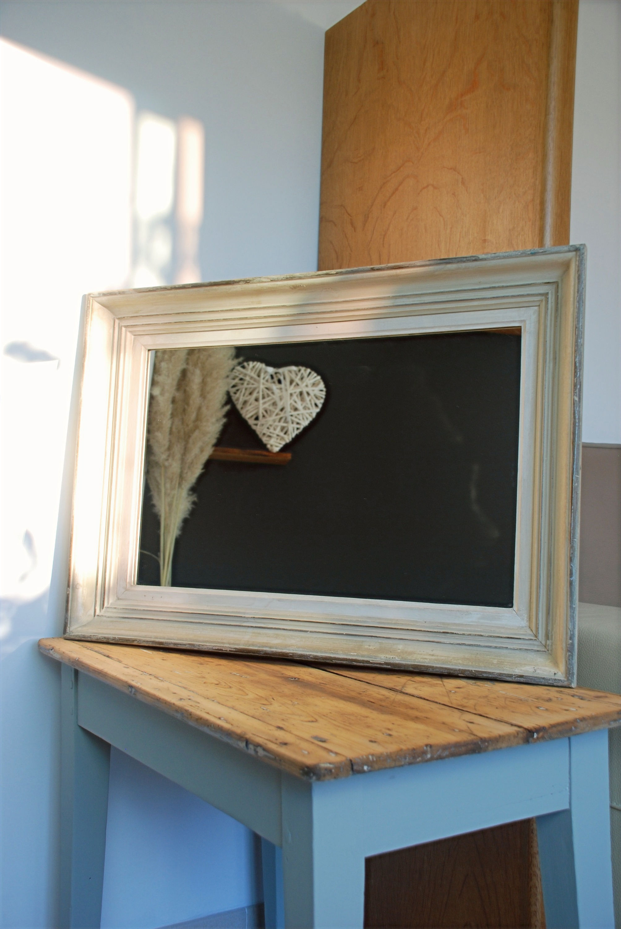 Grand miroir dans son cadre en bois patiné