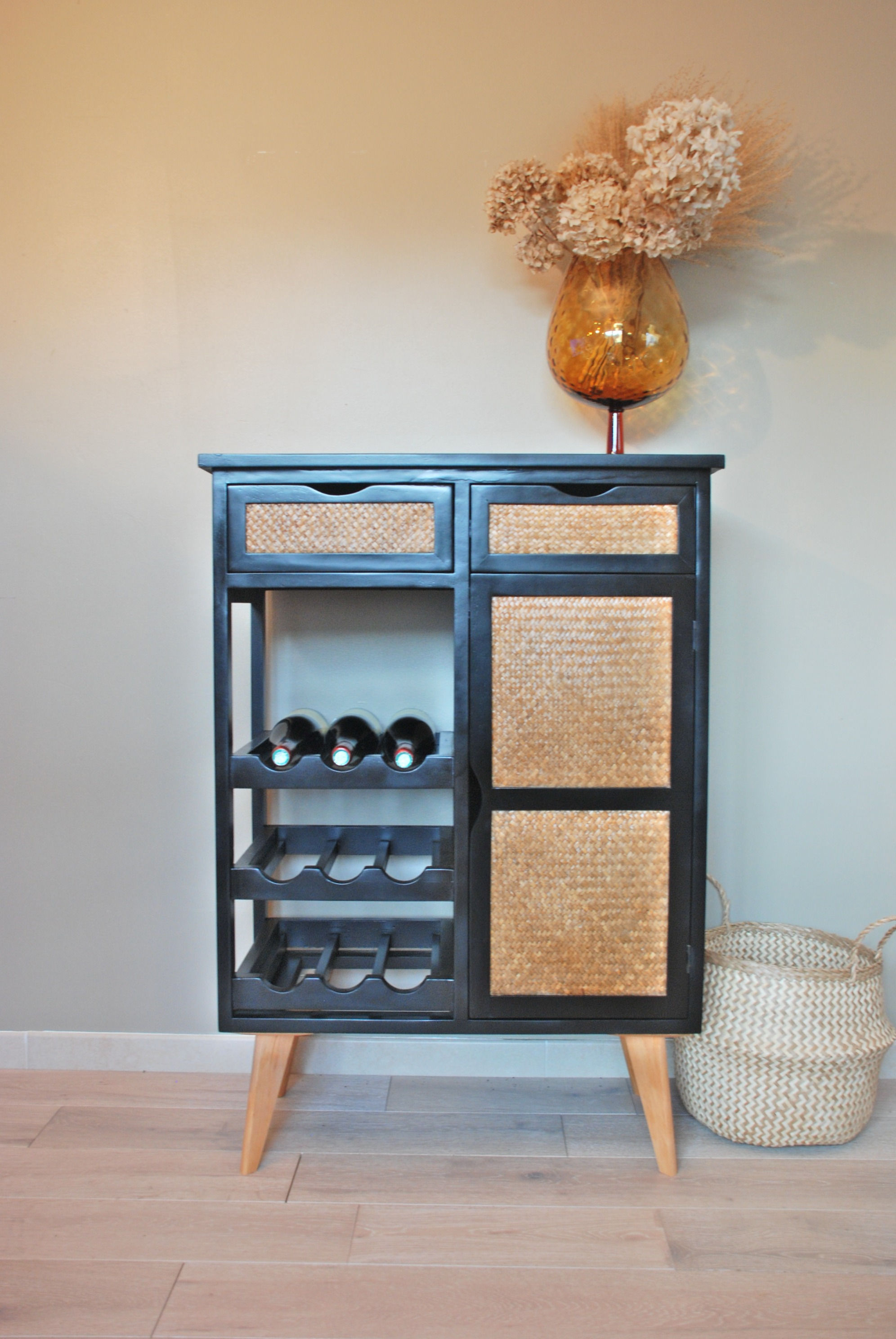 Meuble bar en bois et paille tressée