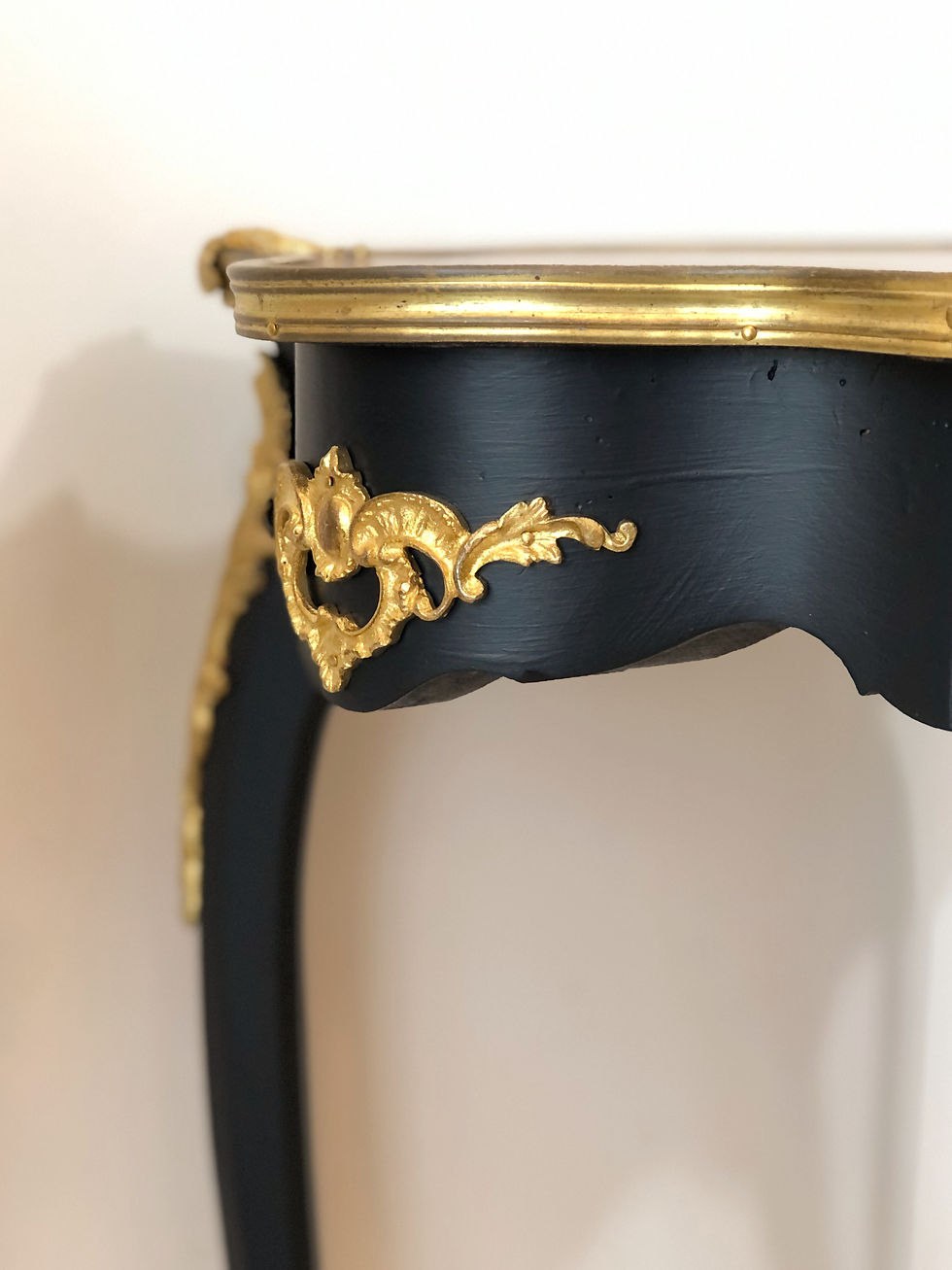Miniature : Guéridon de style Louis XV revisité