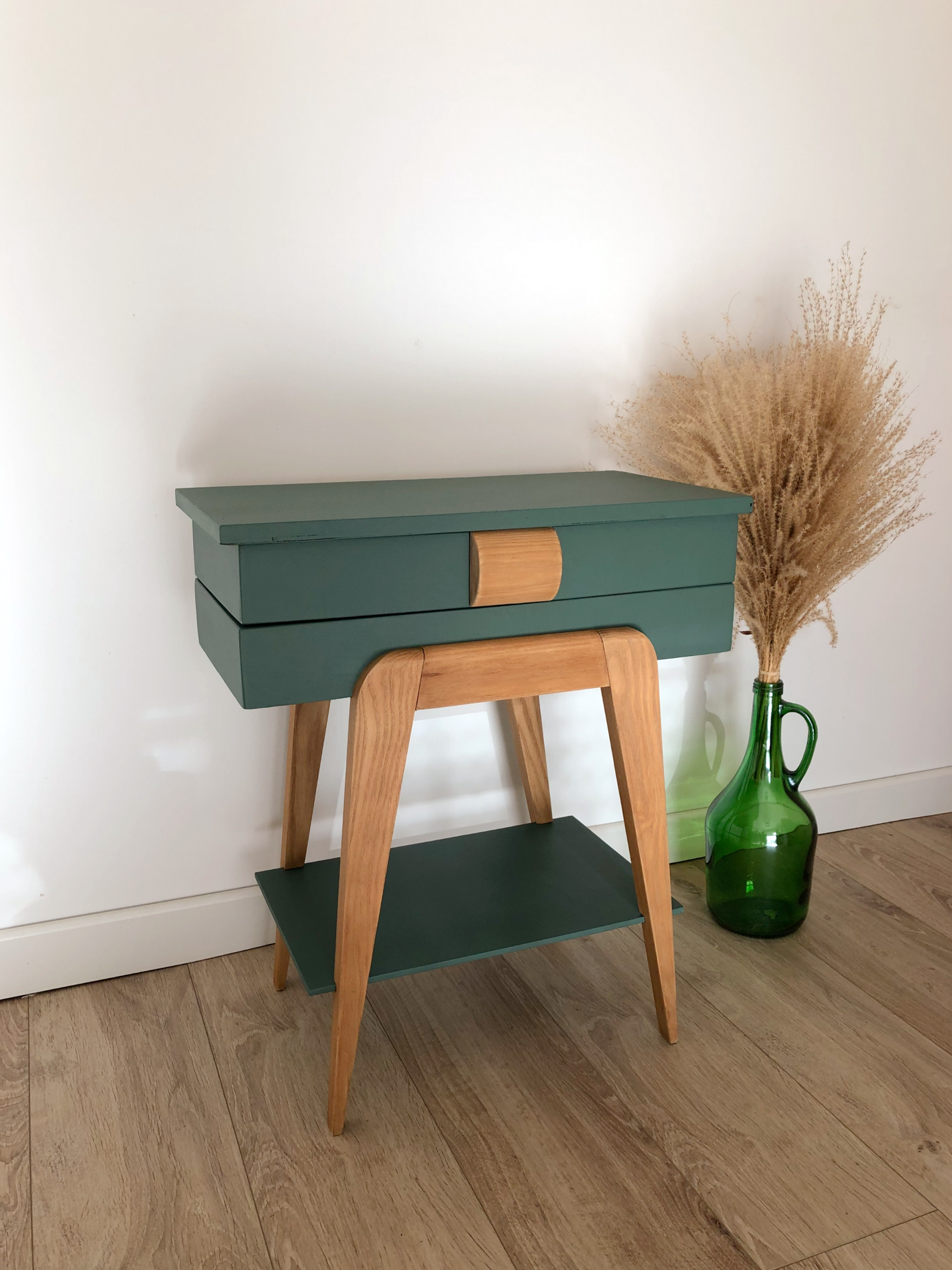 Travailleuse vintage aux pieds compas