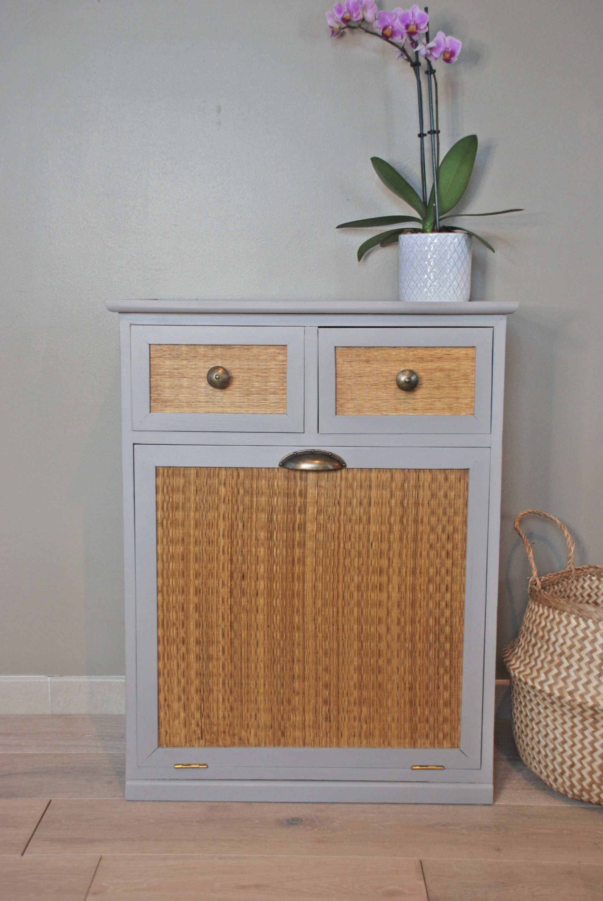 Meuble à chaussures taupe et paille