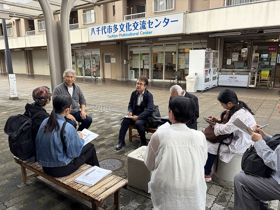 モンテヤマザキ村上店(写真右)、写真中央は店主の山﨑さん。