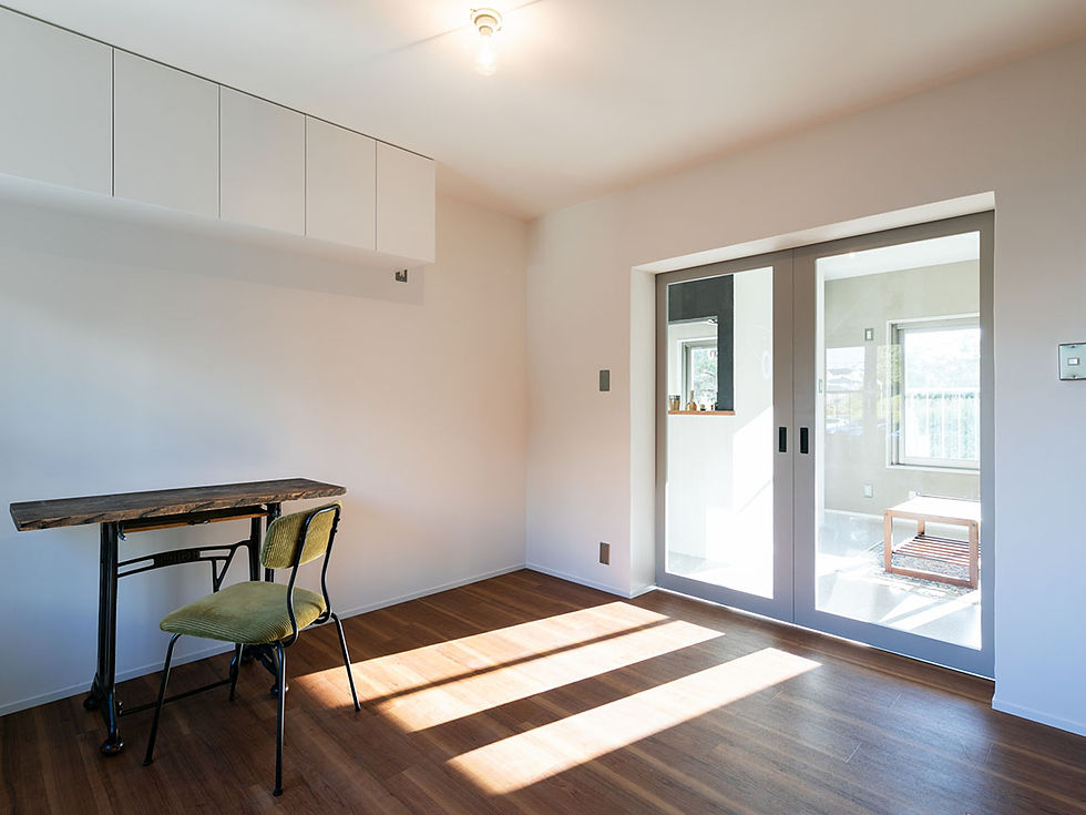 扉が透明なことで北側の部屋まで自然光が入り、明るいのが嬉しいですね。