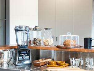 【ROOM TOUR】まるでカフェレストラン!プロ仕様の厨房で団地のグランドフロアを楽しみつくす『Living in the kitchen(リビングインザキッチン)』