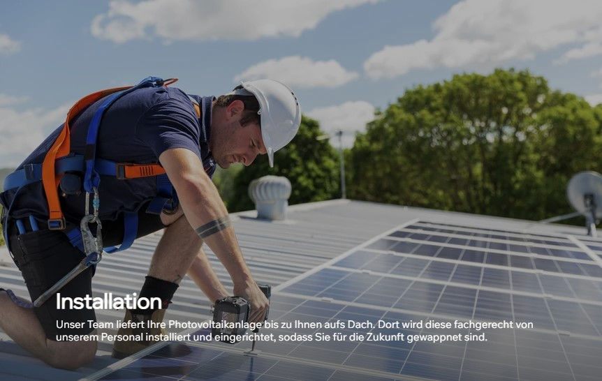 Ein Mann, welcher eine Photovoltaikanlage auf einem Dach installiert.