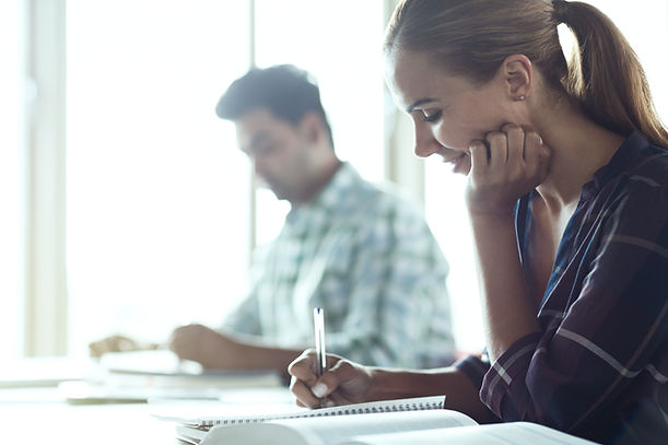 Les étudiants prenant note