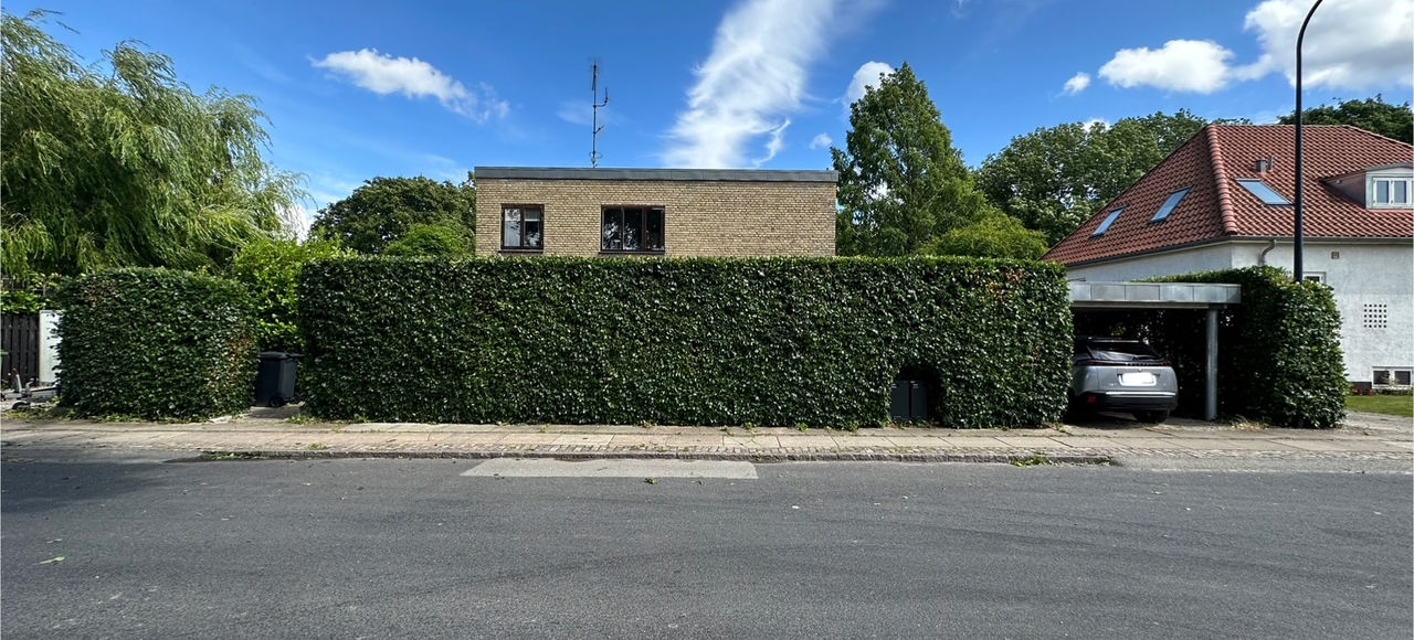Velholdt hæk foran hus efter professionel hækklipning