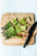 Diese super einfache und schnelle Ofengemüse-Rezepte mit Spargel, Kartoffeln, Blumenkohl und Feta ist in nur 5 Minuten vorbereitet und kann direkt in den Backofen. Mit einer Marinade aus Harissa, Olivenöl und aromatischem Thymian wird's doppelt lecker. Gesund, einfach und sooo gut! Lasst es euch schmecken. MOE'S QUICK & EASY FOOD – #vegetarisch #spargel #ofengemüse #kartoffeln #gesund