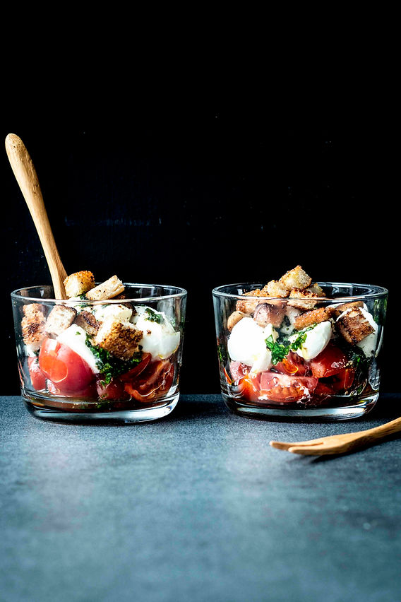 EINFACHES CAPRESE IM GLAS (MIT BASILIKUM-DRESSING)