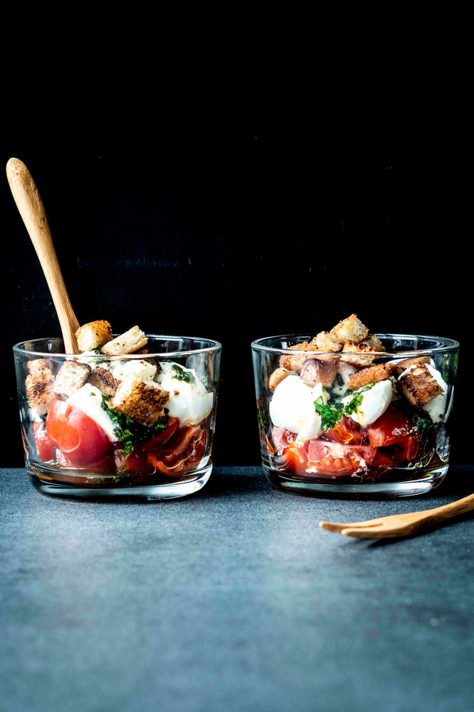 EINFACHES CAPRESE IM GLAS (MIT BASILIKUMDRESSING)
