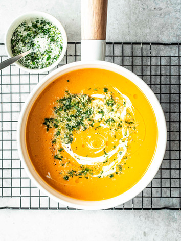 Einfachen Karottensuppe mit Ingwer und Kokosmilch