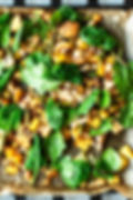 Diese super einfache und schnelle Ofengemüse-Rezepte mit Spargel, Kartoffeln, Blumenkohl und Feta ist in nur 5 Minuten vorbereitet und kann direkt in den Backofen. Mit einer Marinade aus Harissa, Olivenöl und aromatischem Thymian wird's doppelt lecker. Gesund, einfach und sooo gut! Lasst es euch schmecken. MOE'S QUICK & EASY FOOD – #vegetarisch #spargel #ofengemüse #kartoffeln #gesund