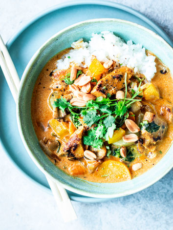 Einfaches gelbes Thai Chicken-Curry mit Kokosmilch und Gemüse