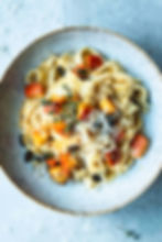 Dieses einfache KÜrbisrezept ist in nur 15 Minuten fertig und schmeckt jedem Nudel-Fan. Ein Nudelgericht mit cremiger Sahnesoße, fruchtigem Kürbis, aromatischem Thymian und knackigen Kürbiskernen – sooo gut – Musst du probieren! MOE'S QUICK & EASY FOOD – #pasta #rezept #schnellundeinfach #Kürbisrezept