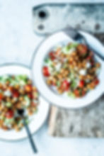 Einacher geht's nicht: Kichererbsen im Ofen backen, dann mit Tomaten, Gurke und Zwiebeln mariniere, Feta drüber und fertig ist dieser einfache Salat für euren nächsten Grillabend. Auch perfekt zum Mitnehmen oder als Meal Prep. MOE'S QUICK & EASY FOOD – #vegetarisch #feta #grillsalat #salat #gesund #kichererbsen