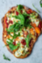 Dieses einfache Pinsa Rezept ist dank Fertigteig in nur 20 Minuten fertig und ist mit viel Gemüse perfekt für Vegetarier geeignet. Aber auch alle anderen kommen geschmacklich voll auf ihre Kosten. Einfache Pizzasoße, Zucchini, fruchtige Tomaten, würziger Feta und knackiger Rucola machen dieses schnelle Rezept zum neuen Lieblingsgericht. MOE'S QUICK & EASY FOOD – #vegetarisch #pizza #ofengericht #schnellesrezept