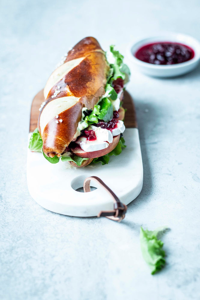 LAUGENSTANGE MIT BRIE UND PREISELBEEREN