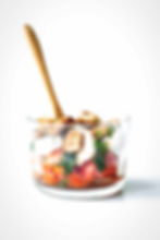 Dieser einfache und schnelle Caprese Salat im Glas ist mein Liebling im Sommer. Schmeckt einfach jedem und ist so lecker. Die Kombination aus Tomaten, Mozzarella, Basilikum und knusprigen Croûtons sind besonders und doch so einfach. Musst du probieren. MOE'S QUICK & EASY FOOD #vegetarisch #salatidee #caprese #gesund #schnellesrezept