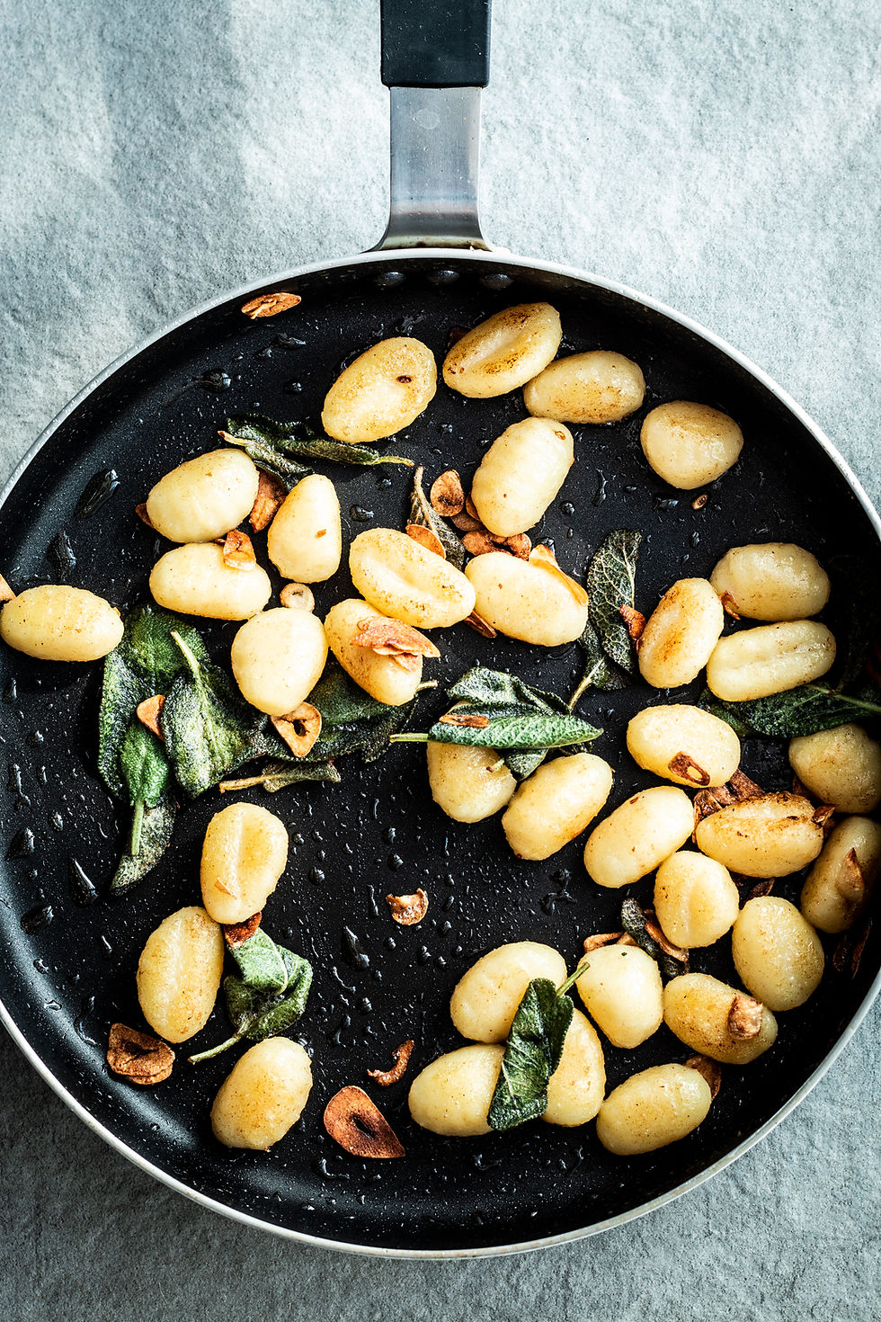 Gnocchi mit Salbei. Die 10-Minuten Gnocchi sind schnell und einfach zubereitet. Nur 5 Zutaten für das perfekte Feierabendrezept!