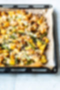 Diese super einfache und schnelle Ofengemüse-Rezepte mit Spargel, Kartoffeln, Blumenkohl und Feta ist in nur 5 Minuten vorbereitet und kann direkt in den Backofen. Mit einer Marinade aus Harissa, Olivenöl und aromatischem Thymian wird's doppelt lecker. Gesund, einfach und sooo gut! Lasst es euch schmecken. MOE'S QUICK & EASY FOOD – #vegetarisch #spargel #ofengemüse #kartoffeln #gesund