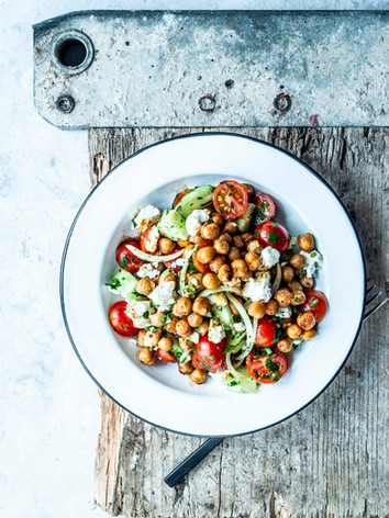 Einfacher Kichererbsensalat mit Feta