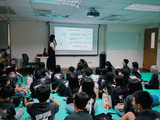 今天戶外踏查我們來到「張老師基金會」在導覽老師細心的介紹中，孩子們不僅認識了張老師的服務標章，也更深入了解張老師四大服務項目的意義與使命，包括提供情緒支持、危機介入、家庭與人際諮詢，以及多元化的教育宣導。