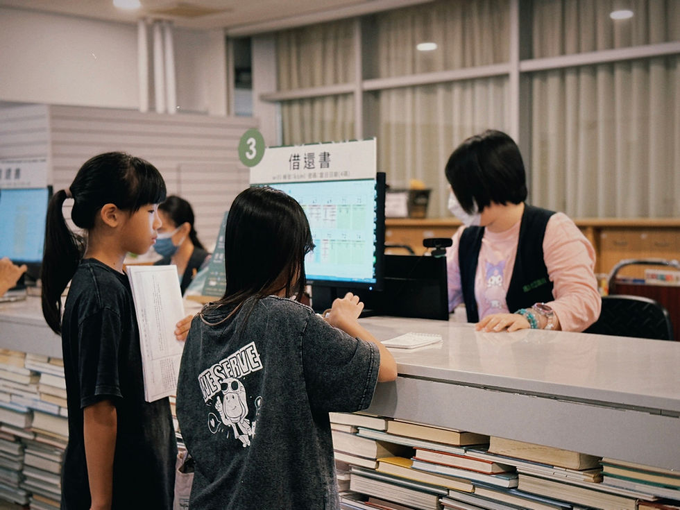 第二學季・開學第一週 今天,我們把踏查的腳步帶進了 總圖~~ 孩子們一走進館內,就像走進一座充滿故事和知識的城市 有人安靜沉浸在閱讀裡 有人一起查找資料、完成任務 有人專注蓋章、記錄 有人在電腦前熱烈討論、比對資訊。