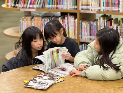 今天踏查來到高雄市立圖書館總館,孩子們在熟悉的借書流程中,自主挑選感興趣的書籍,為閱讀生活增添更多可能。