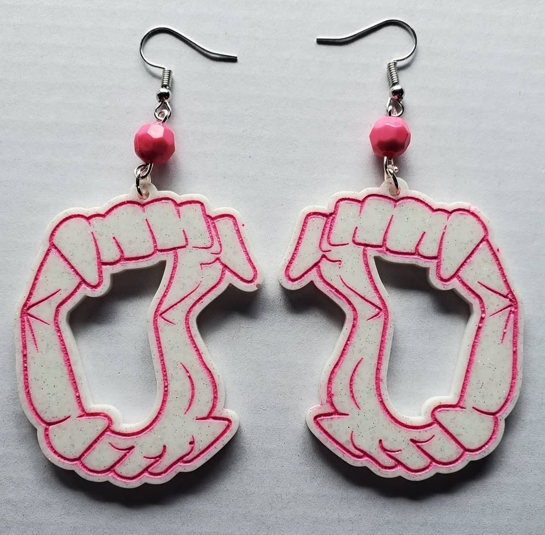 Vampire fangs earrings (white & pink)