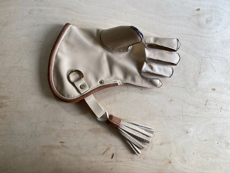Thumbnail: Falkenhandschuh aus hellem Rinderleder