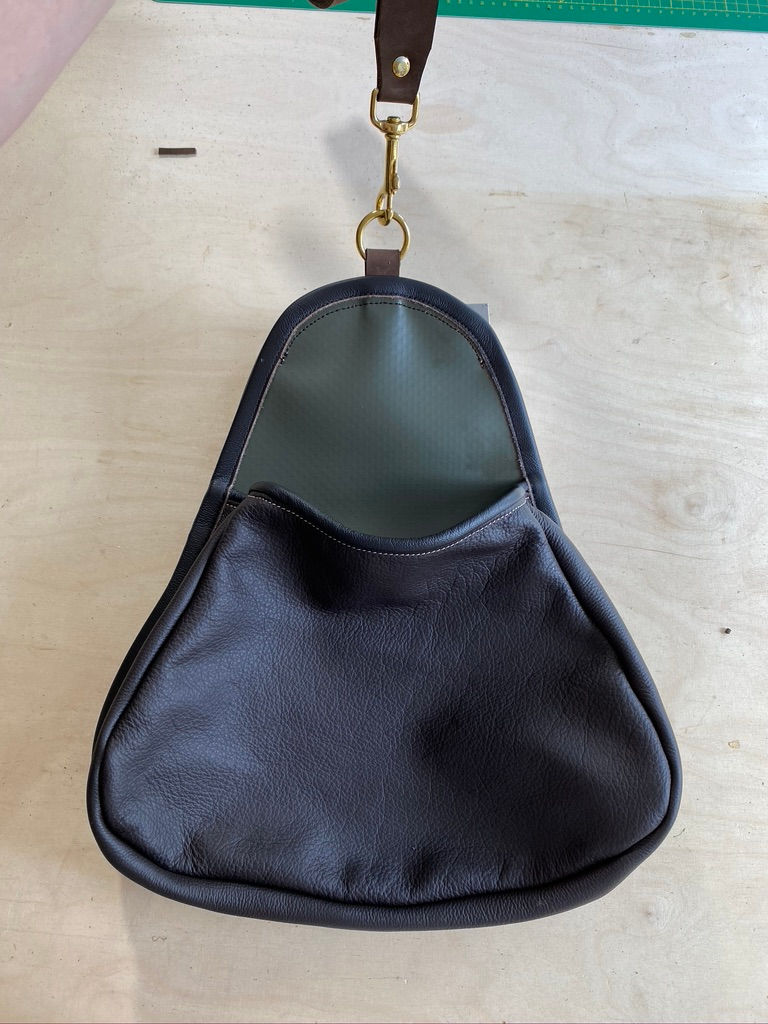 Thumbnail: Falknertasche aus Rinderleder mit Prägung klein