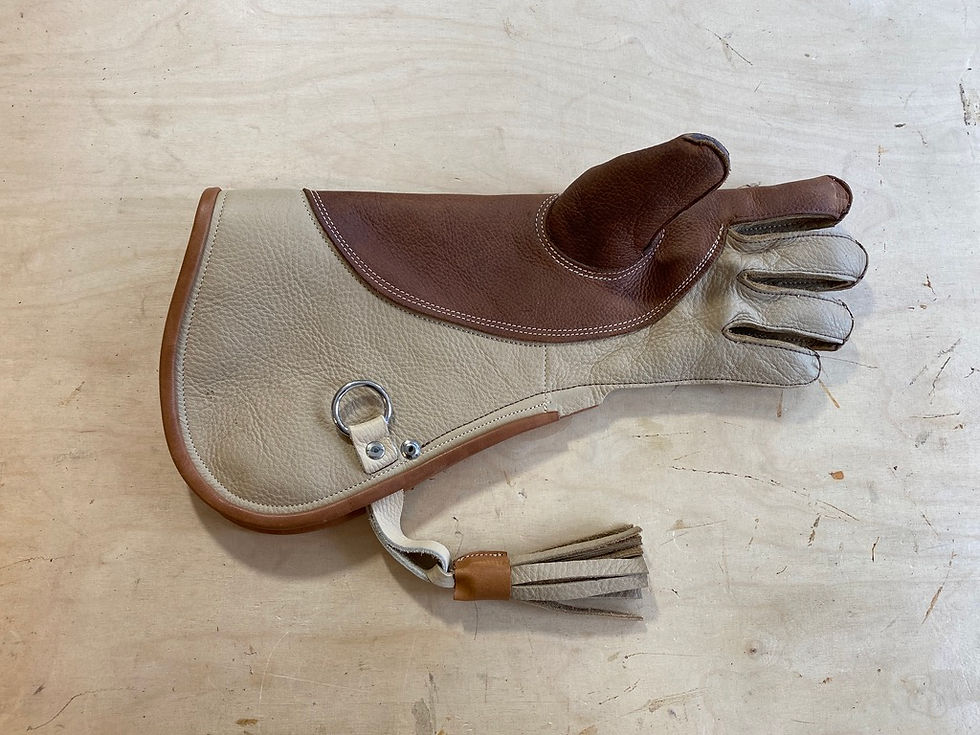 Thumbnail: Habichthandschuh aus hellem Rinderleder