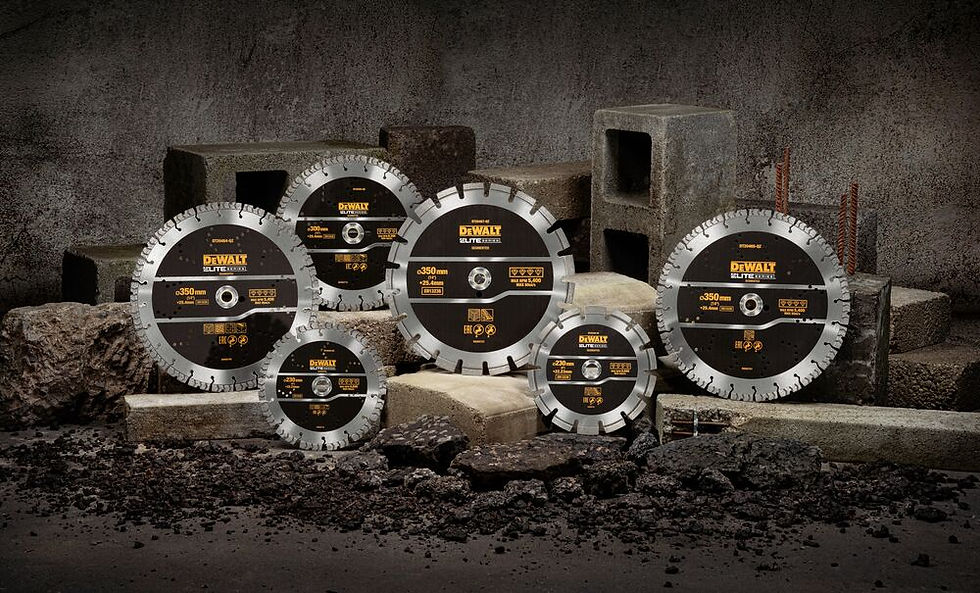 DEWALT ELITE SERIES Diamanttrennscheiben für schwere Anwendungen vor rauem Baustellenhintergrund
