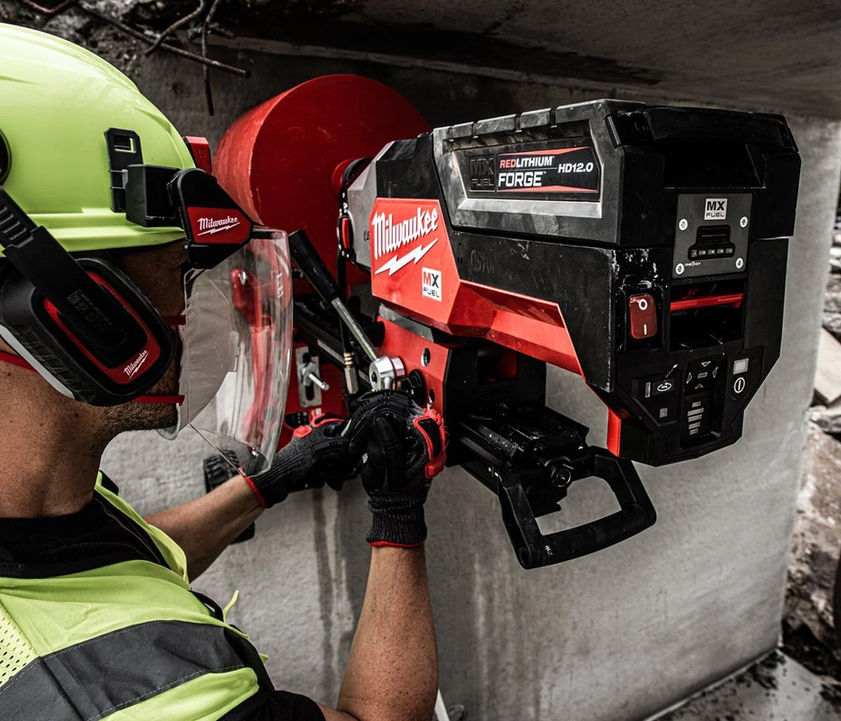 Betonbohrung mit dem MILWAUKEE MX FUEL™ Akku-Kernbohrgerät – leise, sauber und ohne Kabel