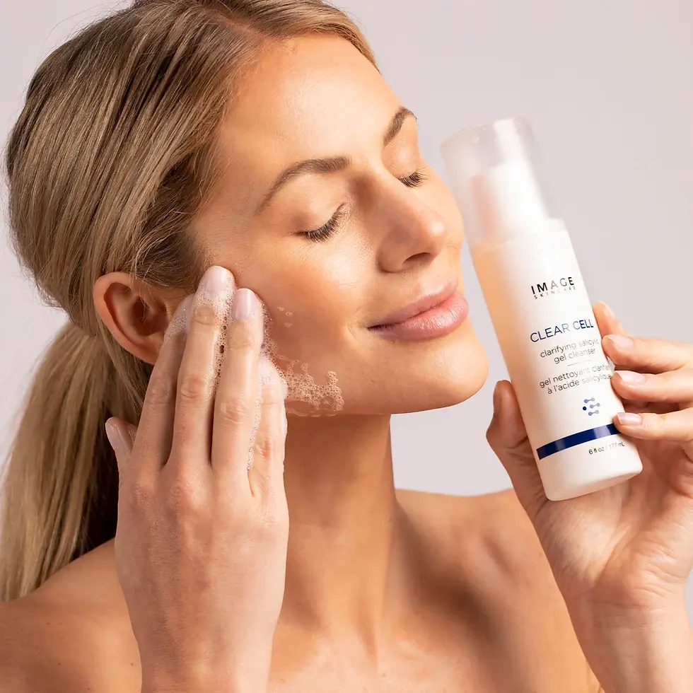Miniaturbild: Produkt in Anwendung auf Fraunegesicht IMAGE Skincare - CLEAR CELL - Salicylic Gel Cleanser